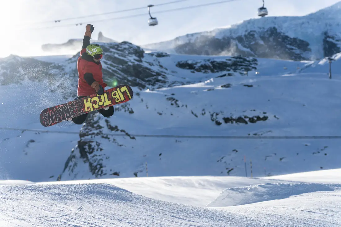 Snowboarder im Sprung
