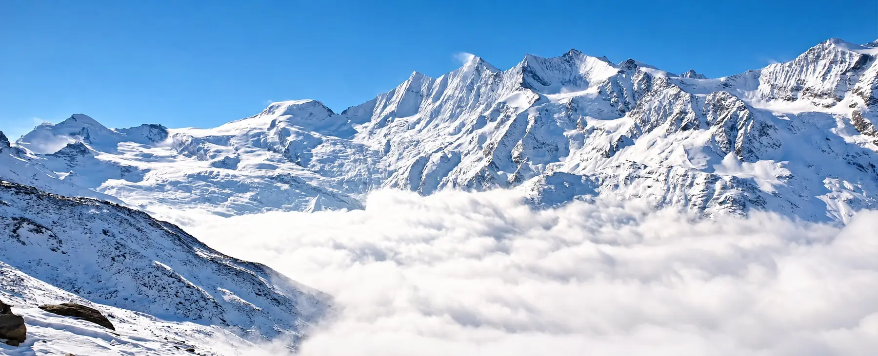 Gipfel der Mischabel über einem Wolkenmeer